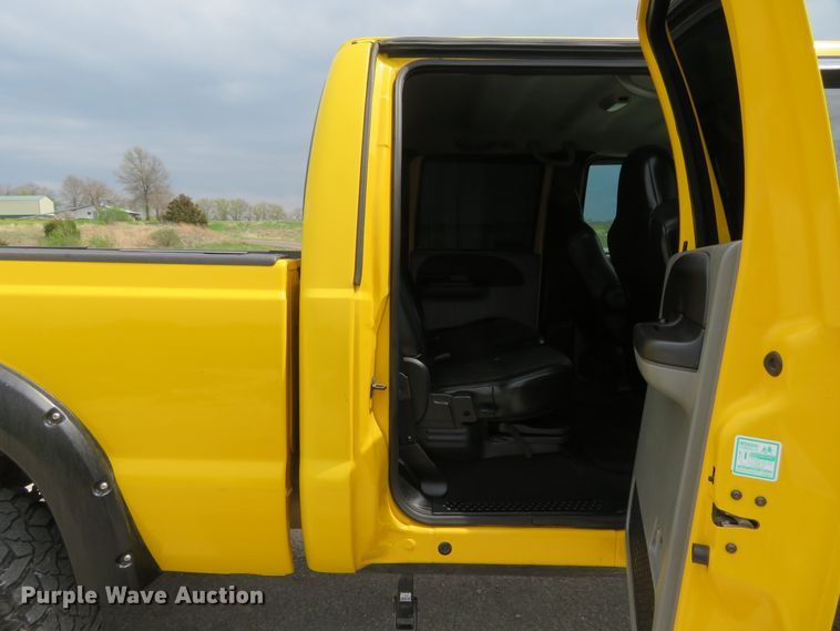 image for item HV9739 2005 Ford F250 Super Duty XLT  Crew Cab pickup truck