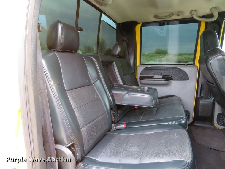 image for item HV9739 2005 Ford F250 Super Duty XLT  Crew Cab pickup truck