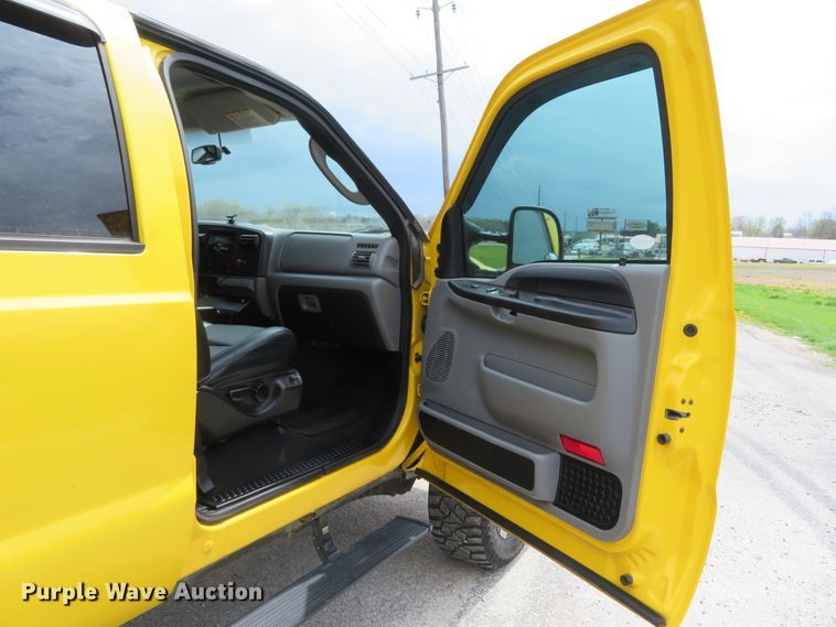 image for item HV9739 2005 Ford F250 Super Duty XLT  Crew Cab pickup truck