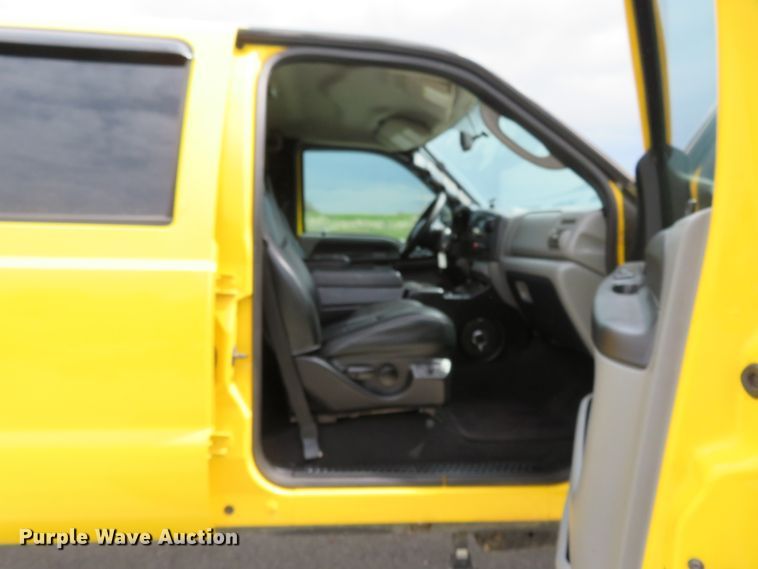 image for item HV9739 2005 Ford F250 Super Duty XLT  Crew Cab pickup truck