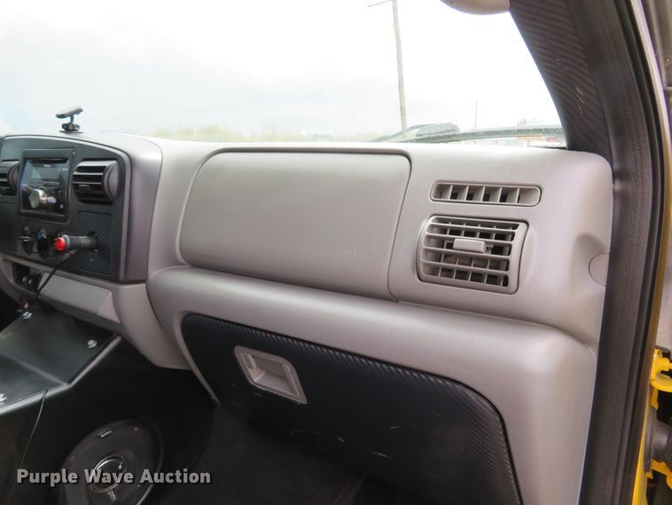 image for item HV9739 2005 Ford F250 Super Duty XLT  Crew Cab pickup truck