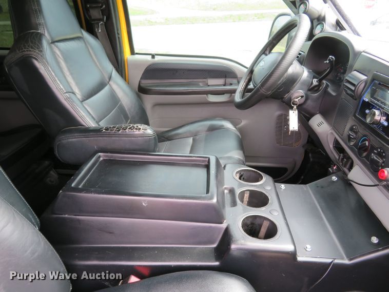 image for item HV9739 2005 Ford F250 Super Duty XLT  Crew Cab pickup truck