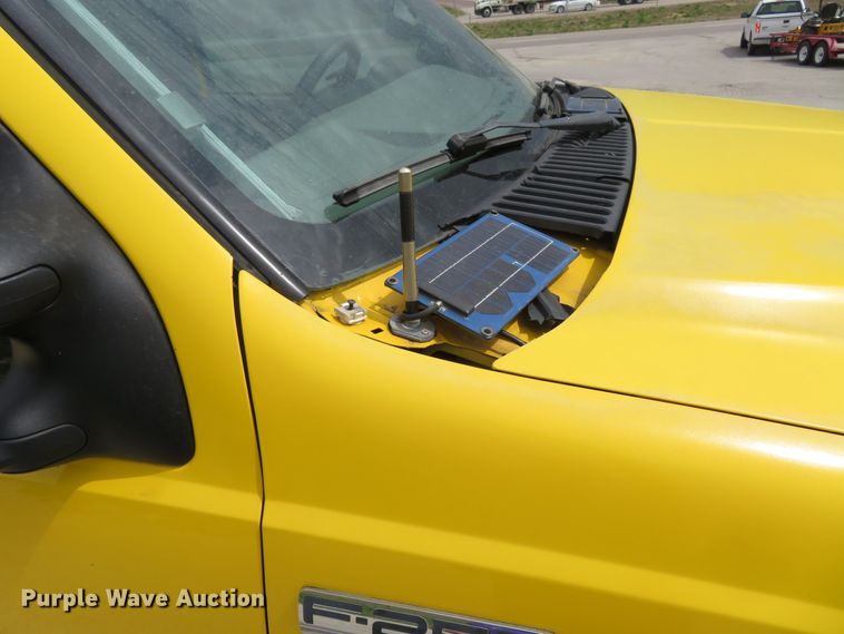 image for item HV9739 2005 Ford F250 Super Duty XLT  Crew Cab pickup truck