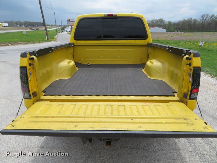 image for item HV9739 2005 Ford F250 Super Duty XLT  Crew Cab pickup truck