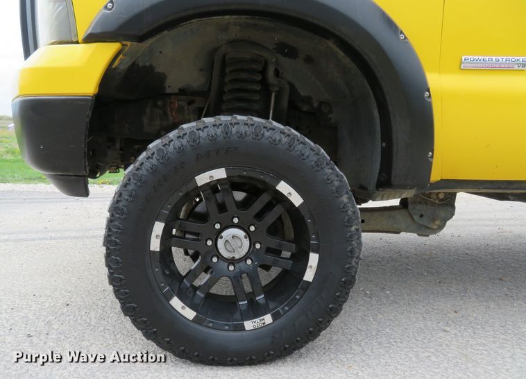 image for item HV9739 2005 Ford F250 Super Duty XLT  Crew Cab pickup truck