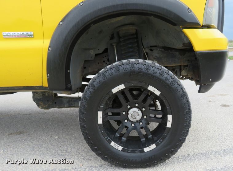 image for item HV9739 2005 Ford F250 Super Duty XLT  Crew Cab pickup truck