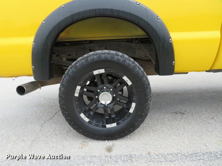 image for item HV9739 2005 Ford F250 Super Duty XLT  Crew Cab pickup truck