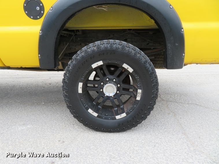 image for item HV9739 2005 Ford F250 Super Duty XLT  Crew Cab pickup truck