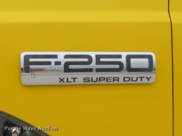 image for item HV9739 2005 Ford F250 Super Duty XLT  Crew Cab pickup truck