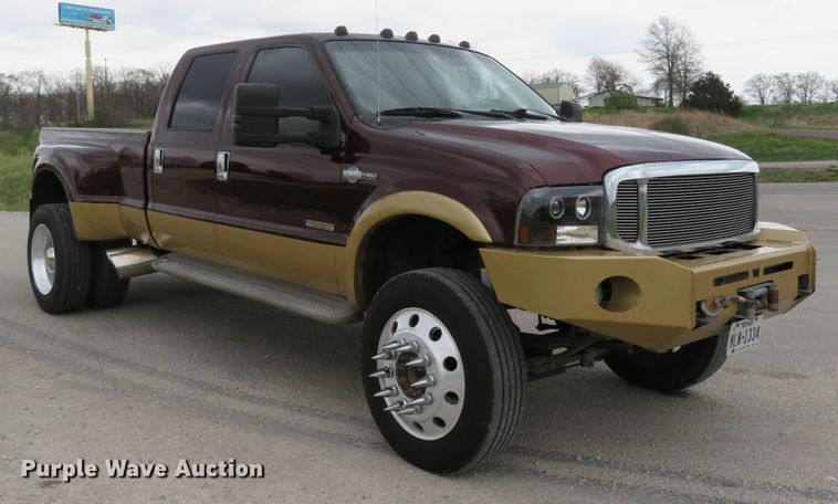 image for item HV9742 2004 Ford F350 Super Duty Lariat King Ranch  Crew Cab pickup truck