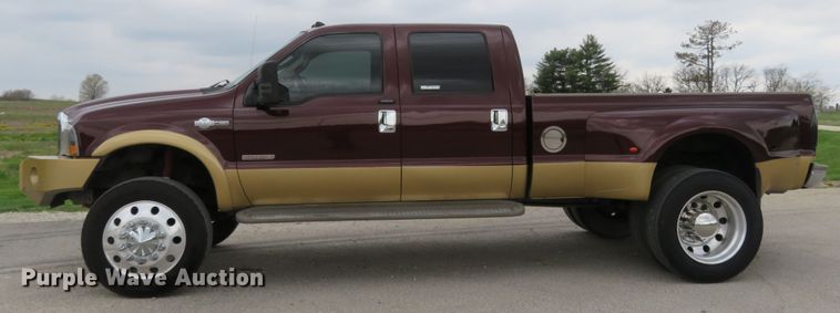image for item HV9742 2004 Ford F350 Super Duty Lariat King Ranch  Crew Cab pickup truck