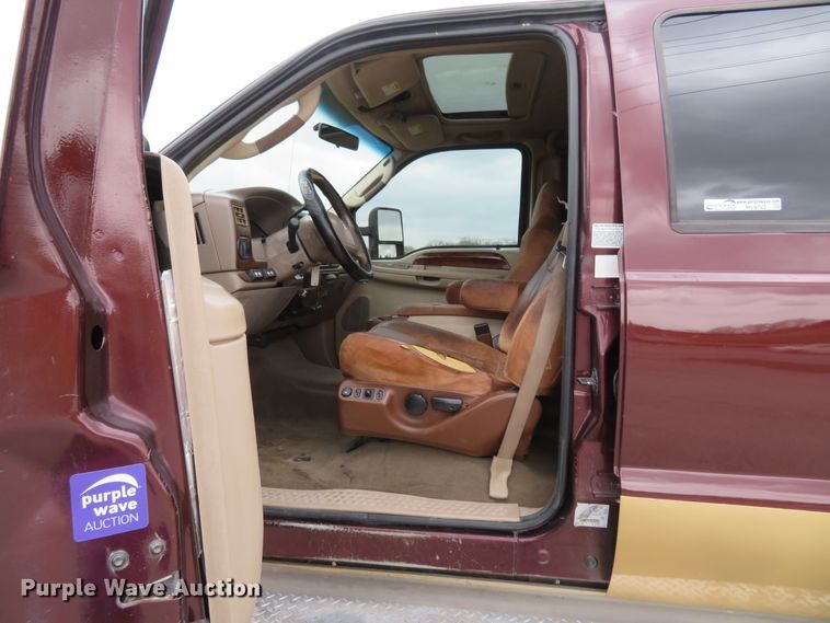 image for item HV9742 2004 Ford F350 Super Duty Lariat King Ranch  Crew Cab pickup truck