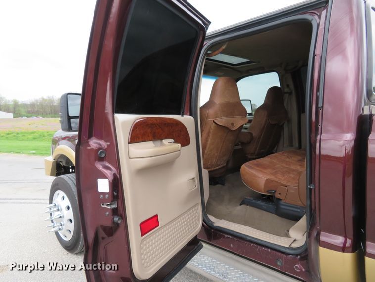 image for item HV9742 2004 Ford F350 Super Duty Lariat King Ranch  Crew Cab pickup truck