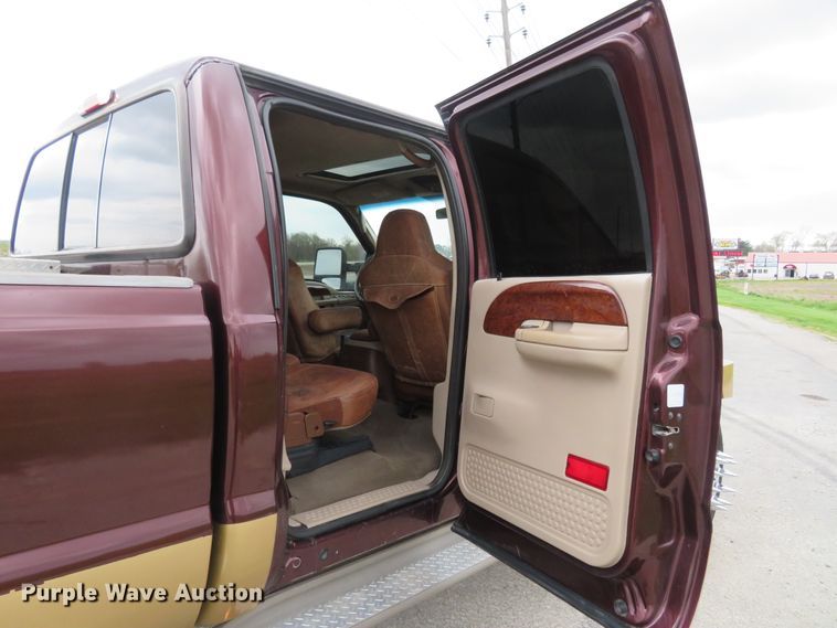 image for item HV9742 2004 Ford F350 Super Duty Lariat King Ranch  Crew Cab pickup truck