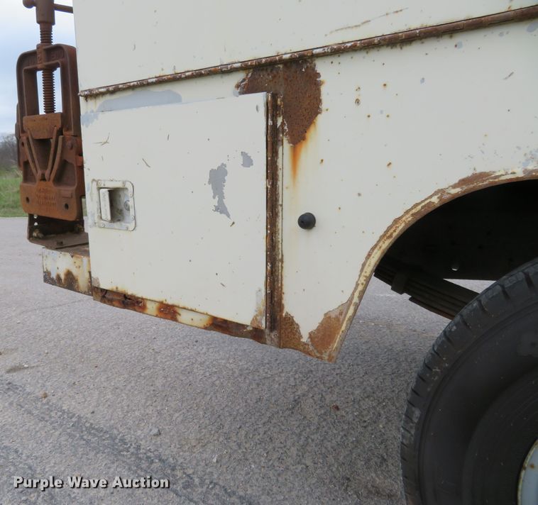 image for item HV9744 1995 Ford F250 XL  utility bed pickup truck