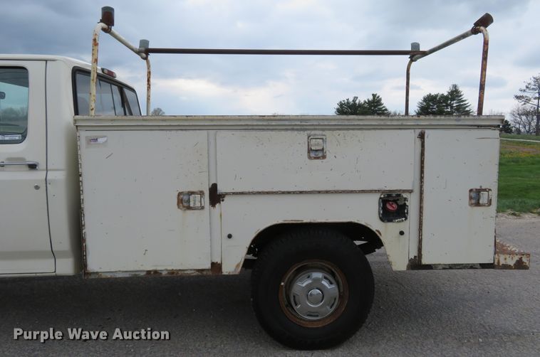 image for item HV9744 1995 Ford F250 XL  utility bed pickup truck