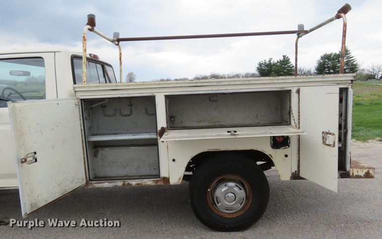 image for item HV9744 1995 Ford F250 XL  utility bed pickup truck