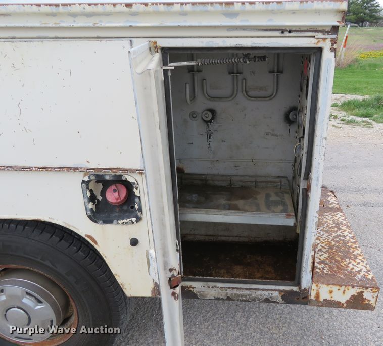 image for item HV9744 1995 Ford F250 XL  utility bed pickup truck