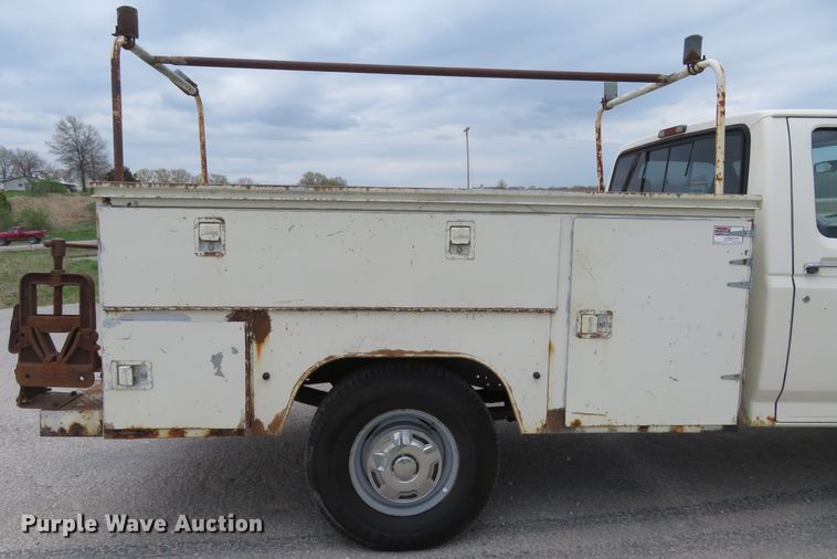 image for item HV9744 1995 Ford F250 XL  utility bed pickup truck