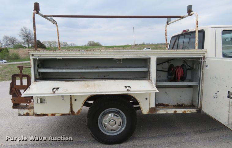 image for item HV9744 1995 Ford F250 XL  utility bed pickup truck