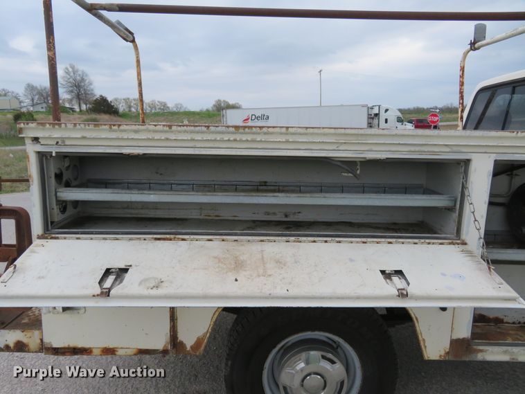 image for item HV9744 1995 Ford F250 XL  utility bed pickup truck