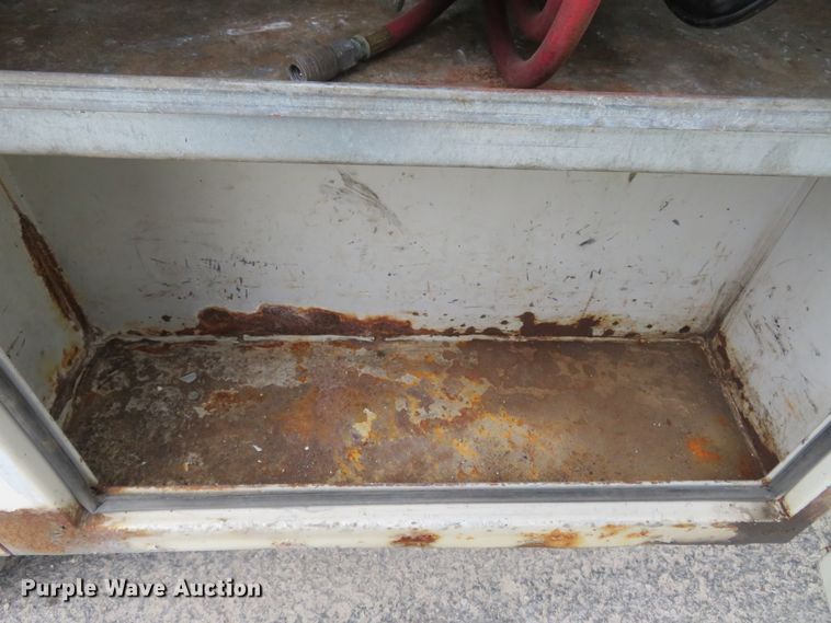 image for item HV9744 1995 Ford F250 XL  utility bed pickup truck