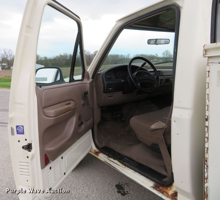 image for item HV9744 1995 Ford F250 XL  utility bed pickup truck