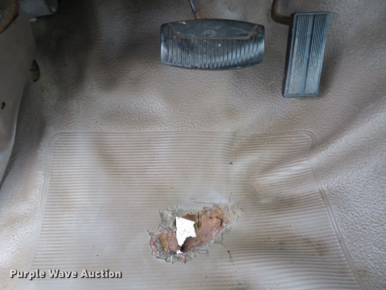 image for item HV9744 1995 Ford F250 XL  utility bed pickup truck