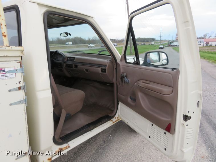 image for item HV9744 1995 Ford F250 XL  utility bed pickup truck