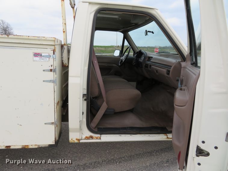 image for item HV9744 1995 Ford F250 XL  utility bed pickup truck