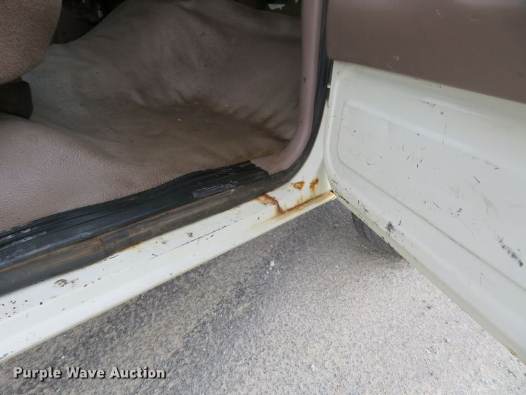 image for item HV9744 1995 Ford F250 XL  utility bed pickup truck