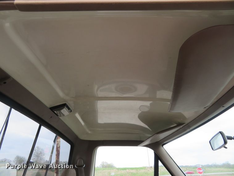 image for item HV9744 1995 Ford F250 XL  utility bed pickup truck