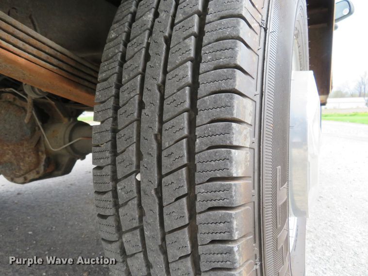 image for item HV9744 1995 Ford F250 XL  utility bed pickup truck