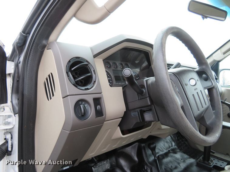 image for item HV9746 2008 Ford F250  Super Duty XL  utility bed pickup truck