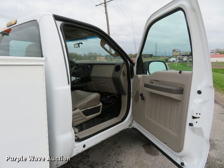 image for item HV9746 2008 Ford F250  Super Duty XL  utility bed pickup truck