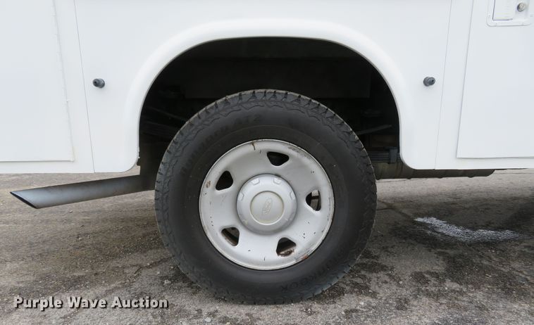 image for item HV9746 2008 Ford F250  Super Duty XL  utility bed pickup truck