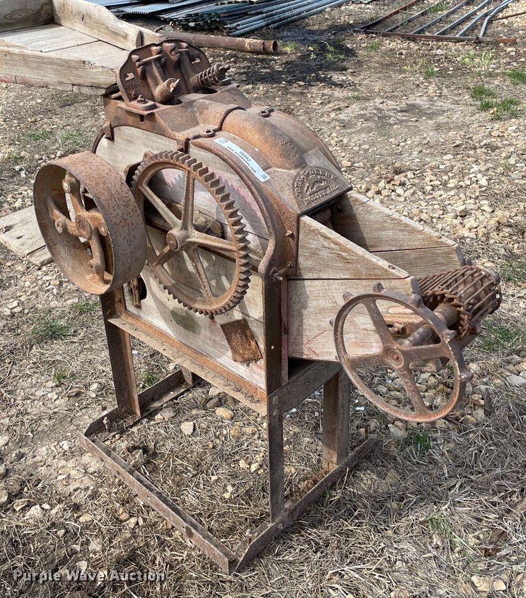 image for item II9352 John Deere double corn cob sheller