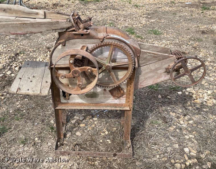 image for item II9352 John Deere double corn cob sheller