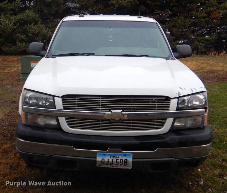 image for item II9818 2004 Chevrolet Silverado 1500  Crew Cab pickup truck