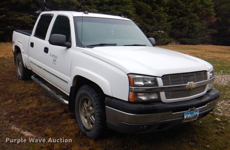 image for item II9818 2004 Chevrolet Silverado 1500  Crew Cab pickup truck