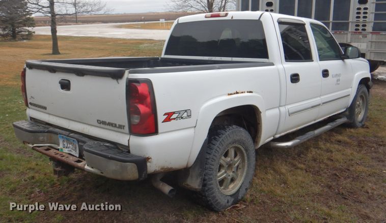 image for item II9818 2004 Chevrolet Silverado 1500  Crew Cab pickup truck