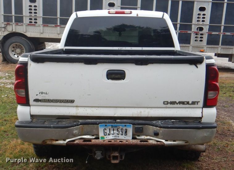 image for item II9818 2004 Chevrolet Silverado 1500  Crew Cab pickup truck