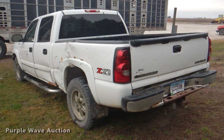 image for item II9818 2004 Chevrolet Silverado 1500  Crew Cab pickup truck