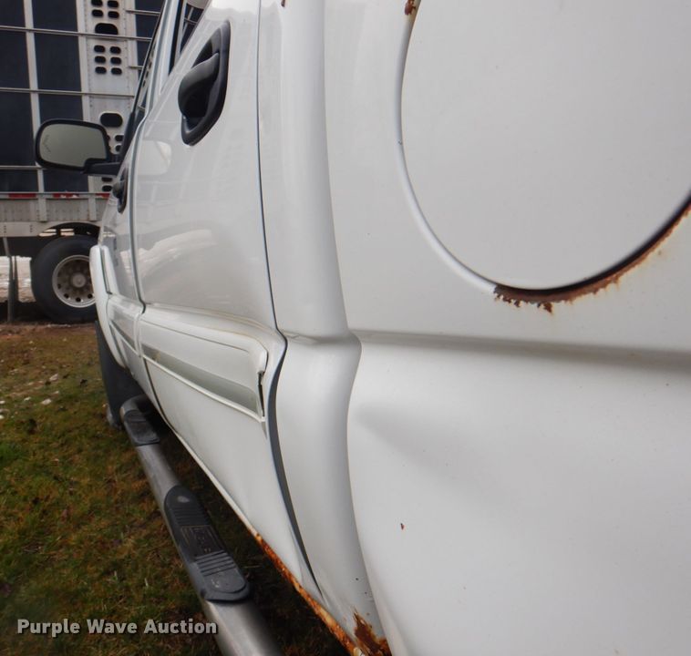 image for item II9818 2004 Chevrolet Silverado 1500  Crew Cab pickup truck