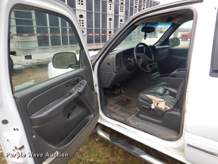 image for item II9818 2004 Chevrolet Silverado 1500  Crew Cab pickup truck