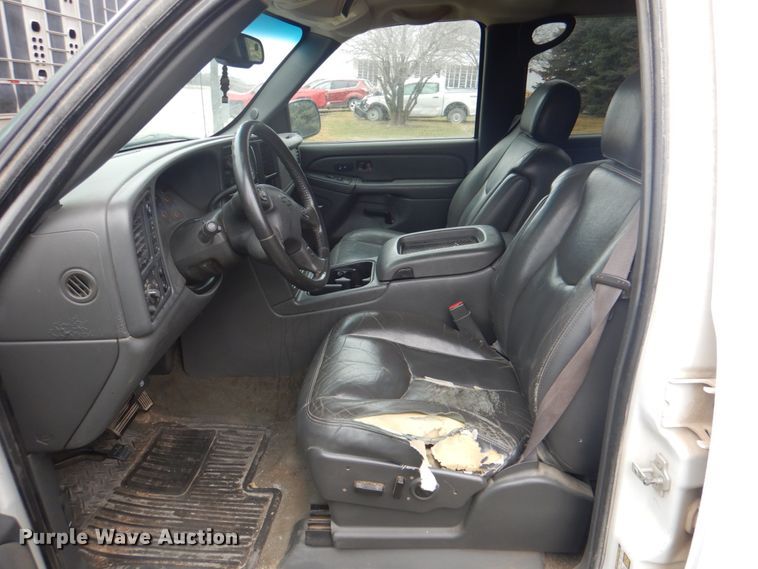 image for item II9818 2004 Chevrolet Silverado 1500  Crew Cab pickup truck