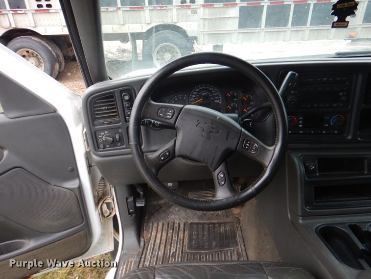 image for item II9818 2004 Chevrolet Silverado 1500  Crew Cab pickup truck