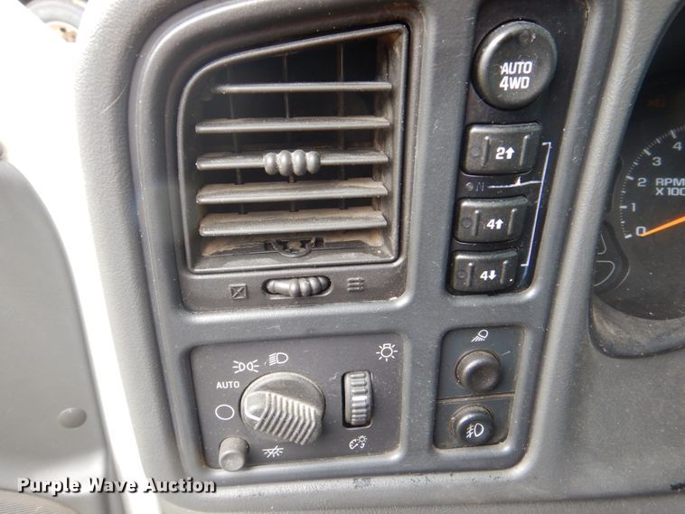 image for item II9818 2004 Chevrolet Silverado 1500  Crew Cab pickup truck