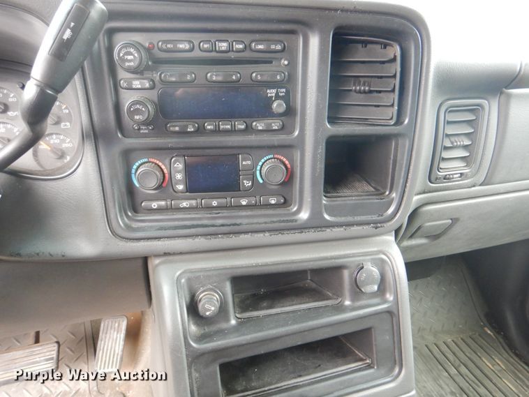 image for item II9818 2004 Chevrolet Silverado 1500  Crew Cab pickup truck