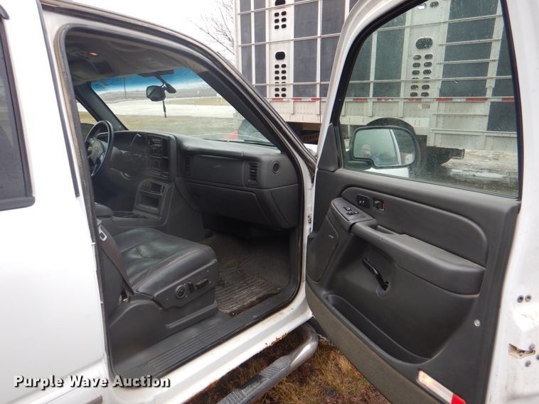 image for item II9818 2004 Chevrolet Silverado 1500  Crew Cab pickup truck